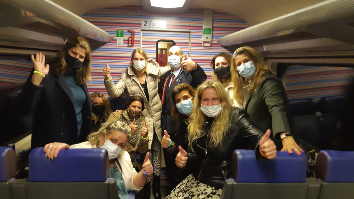 Bedankt dat jullie er waren bij <a href="/NS_online/">NS online</a> vanavond. Polsbandjes staan jullie helemaal leuk. We hopen dat jullie een leuke verjaardag gehad hebben bij <a href="/GlowEindhoven/">GLOW Eindhoven</a> Tot een volgende keer. #glow2021 Nu naar huis om nieuwe batterijen voor mijn jasje te halen. Tot morgen #Eindhoven