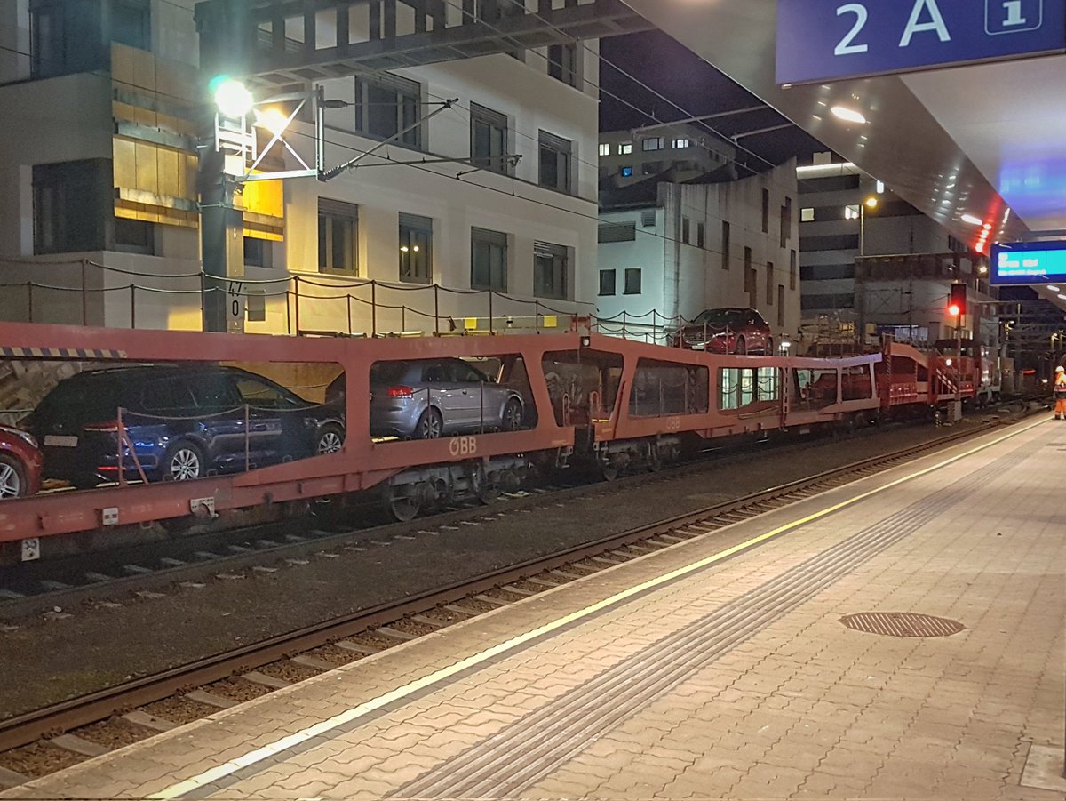 DegenDominic's tweet photo. Kurz darauf in Feldkirch: #Nighjet-Treffen. Hier werden auch die Autozugwagen angehängt. Die im Bild sind aber für den 465, oder wie es in der Zeitung heissen würde: #Symbolbild https://t.co/WeDxTM0lmb