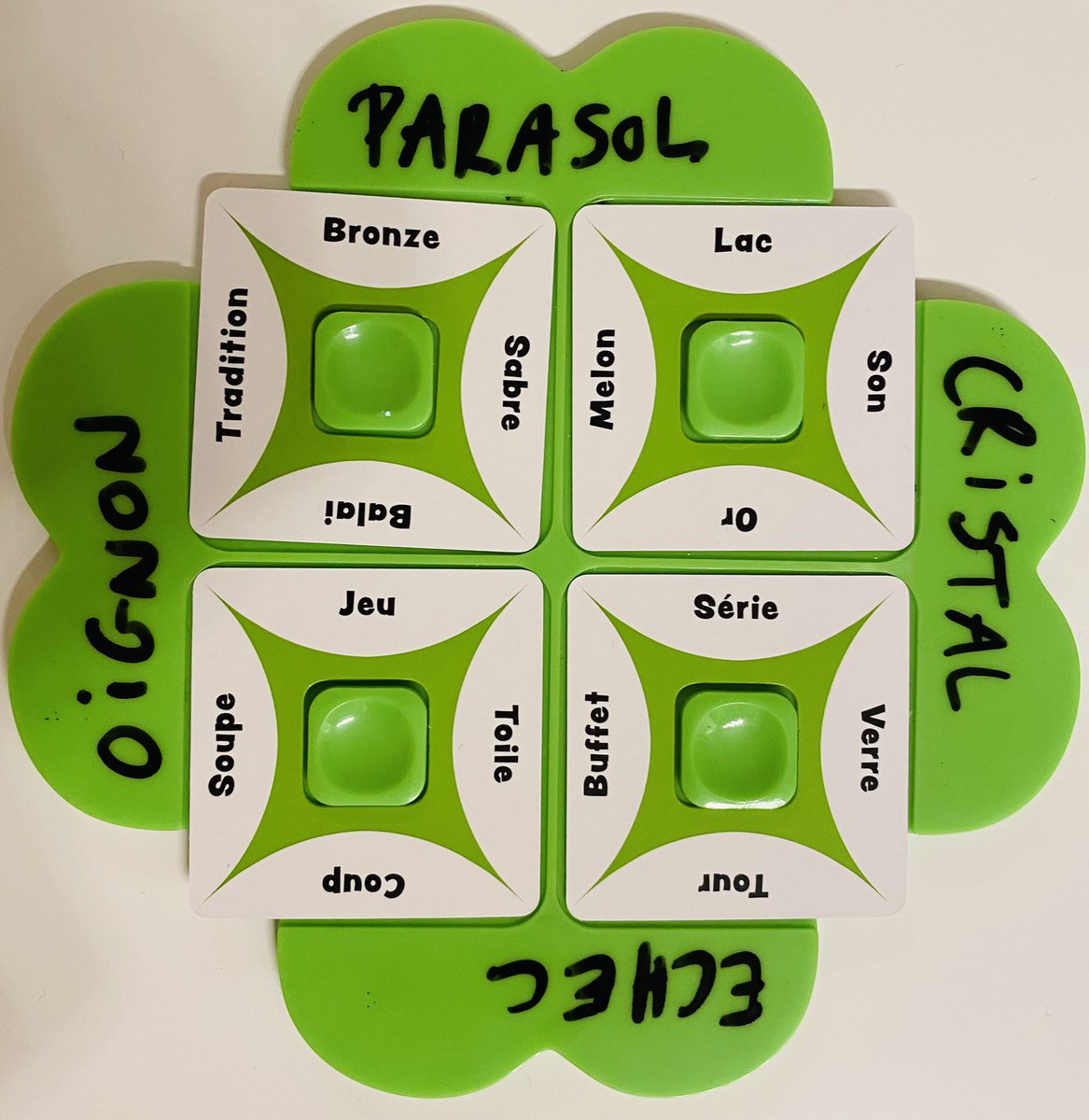 DeckdeDoc1's tweet photo. #JEU pour découvrir le jeu So Clover !… On vous propose de le tester ! Sur le modèle du premier trèfle, saurez vous positionner les 4 cartes du second en formant les 4 bonnes associations ? (Attention il y a une carte piège qui n’entre pas dans l’agencement). https://t.co/oEnEbweyBx