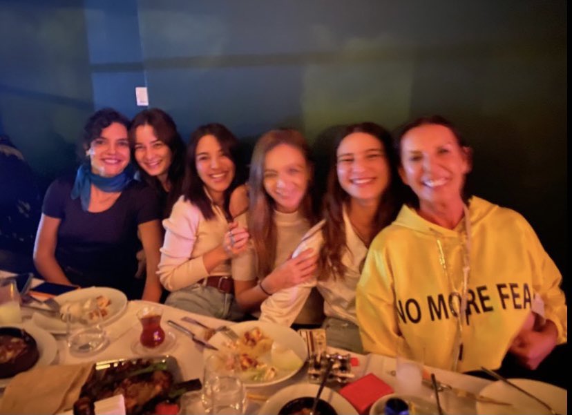 eceyasargifs's tweet photo. çukur-girls-reunion🤞🏼🌸
#eceyaşar https://t.co/6IVW8QEzpA