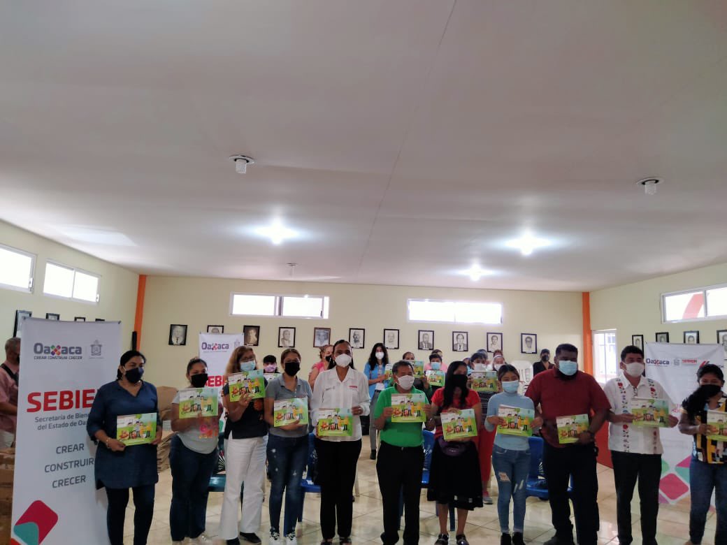 SEBIENTI_GobOax's tweet photo. En #SanJuanGuichicovi y #MatiasRomero en representación del Srio. de la @SEBIEN_GobOax @RVasconcelosM la subsecretaria @Claritza_Pineda dio inicio al curso de capacitación #YoConstruyo dirigido a 20 #mujeres #Agenda2030 @GobOax @alejandromurat https://t.co/ImDoaf4xhv