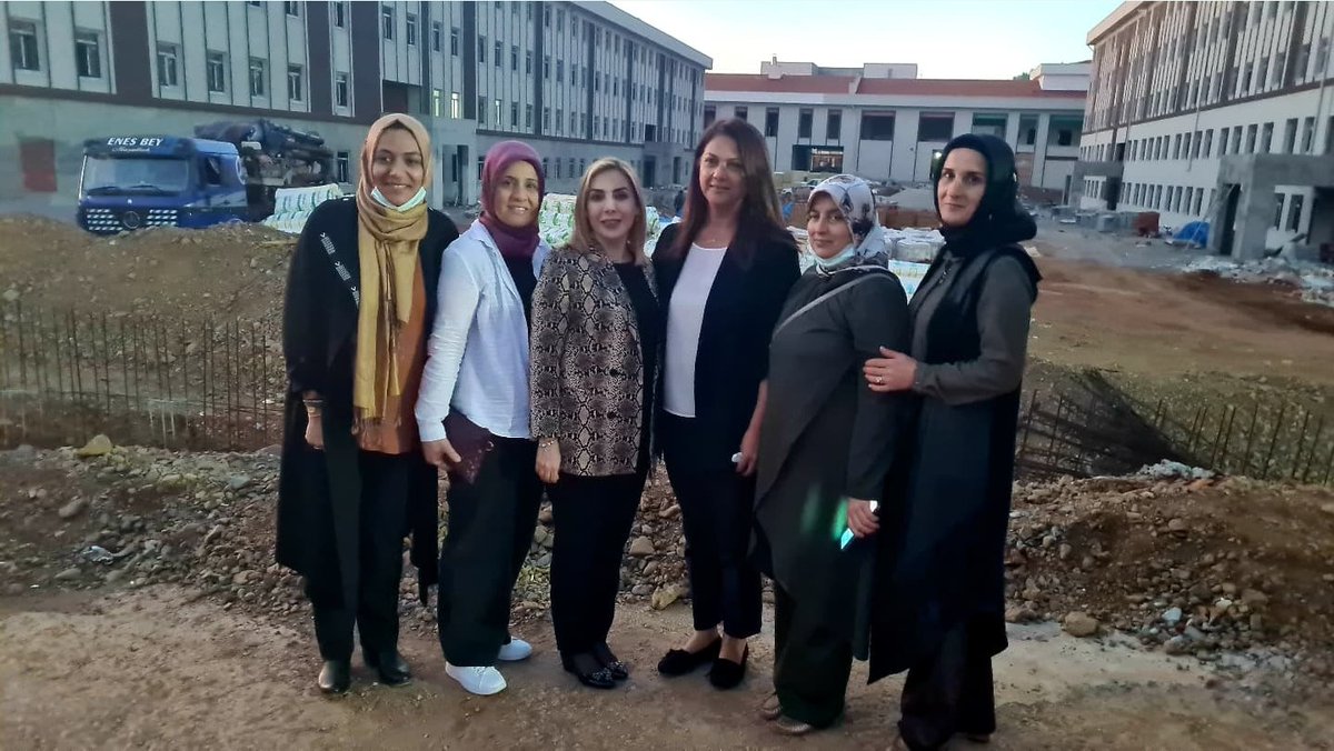 yeldagokcan's tweet photo. Fethiye İlçemizde yapımı süren 1400 kişilik öğrenci yurdu inşaatında incelemelerde bulunduk. 

İnşaatın önümüzdeki yıl içinde tamamlanması planlan��yor. 
Fethiye'de eğitim gören kardeşlerimiz için bin kişilik yeni bir yurt yapılması talebimizi de bakanlığa ilettik.@erkankandemir https://t.co/qrBfBkpFCm