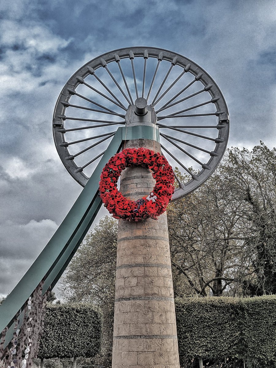 msn_today's tweet photo. The #poppywreath  looks amazing on the #Radstock wheel! 
Well done @RKnitters 👍👏

#RemembranceDay #poppies #Somerset #knittingtwitter https://t.co/77yAq4vbuP