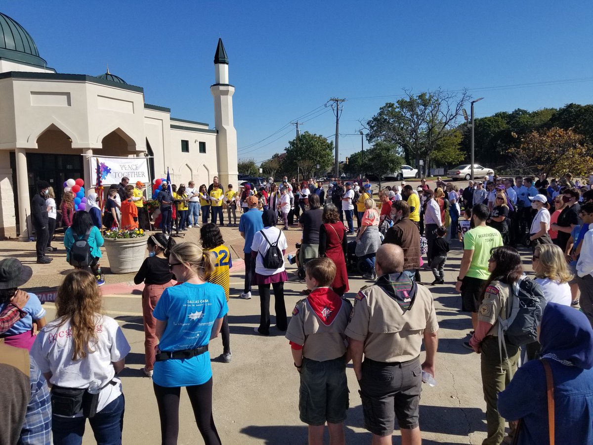 1doughood's tweet photo. Just a small group of people taking a little walk on a gorgeous Saturday afternoon to promote peace &amp; unity among ALL people...no mattet race, ethnicity, sexual orientation, religous beliefs, etc. Thank you @peacetogethere2 for seeing the good in all. #peacelovehope https://t.co/iZjqevv0l9