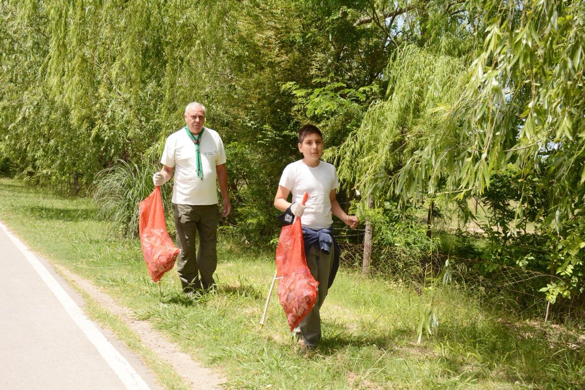 rattofranc's tweet photo. Nuestra regata ambiental fué un gran éxito!!! Mucha embarcaciones lograron limpiar el río desde el Paso de Las Carretas hasta el Puente Viejo. Vecinos, organizaciones ambientales, emprendedores y turistas, una actividad para generar conciencia ambiental!!! ♻️♻️♻️🌎 https://t.co/nAdsQS494i