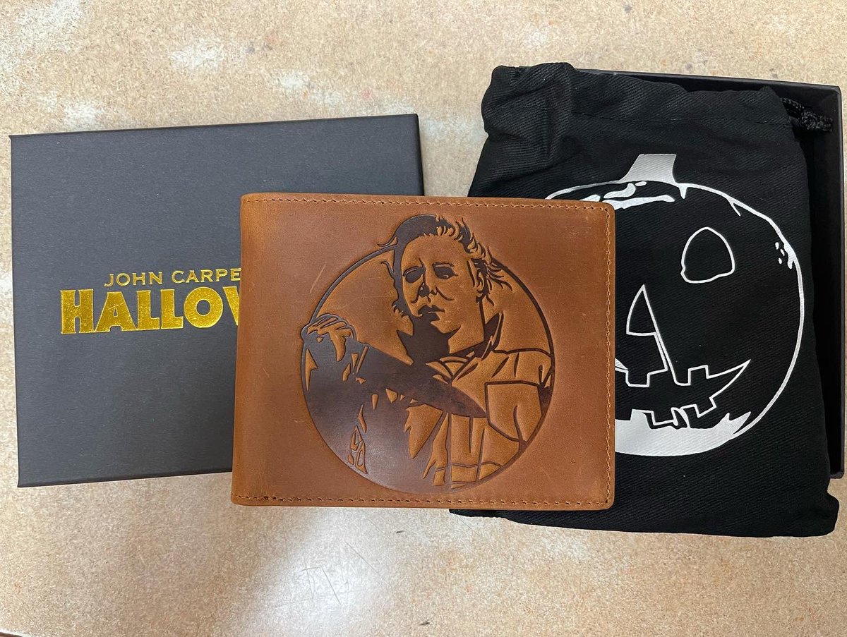 Djkary8's tweet photo. And my new ‘Halloween’ wallet from @middleofbeyond … check them out for more awesome collectibles! #Halloween #HalloweenKills #MichaelMyers #LaurieStrode #HorrorCommunity #HorrorFans #HorrorCollectibles #MiddleOfBeyond https://t.co/9l3Luuu4Kd
