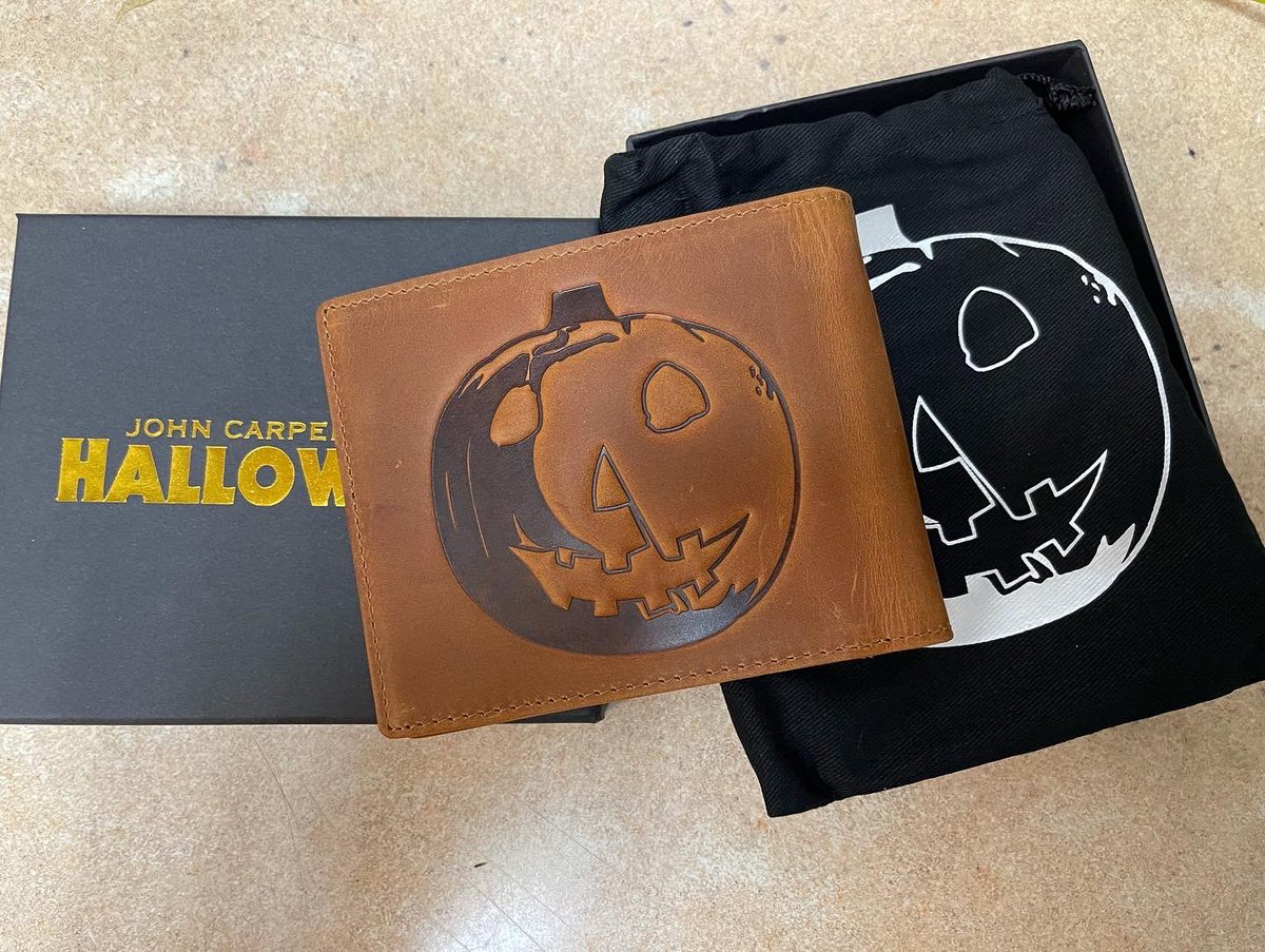 Djkary8's tweet photo. And my new ‘Halloween’ wallet from @middleofbeyond … check them out for more awesome collectibles! #Halloween #HalloweenKills #MichaelMyers #LaurieStrode #HorrorCommunity #HorrorFans #HorrorCollectibles #MiddleOfBeyond https://t.co/9l3Luuu4Kd