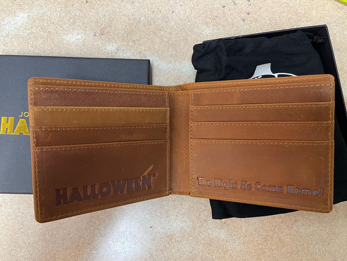 Djkary8's tweet photo. And my new ‘Halloween’ wallet from @middleofbeyond … check them out for more awesome collectibles! #Halloween #HalloweenKills #MichaelMyers #LaurieStrode #HorrorCommunity #HorrorFans #HorrorCollectibles #MiddleOfBeyond https://t.co/9l3Luuu4Kd