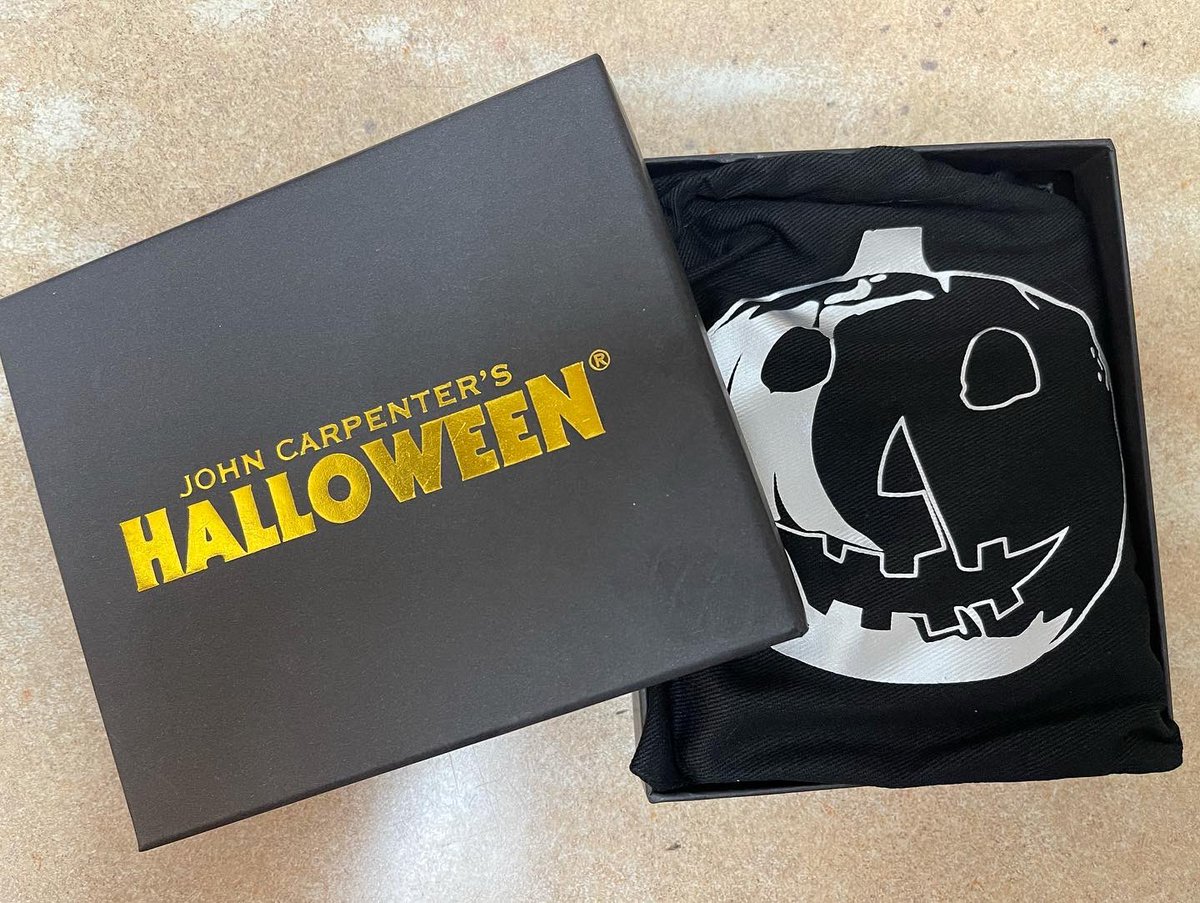 Djkary8's tweet photo. And my new ‘Halloween’ wallet from @middleofbeyond … check them out for more awesome collectibles! #Halloween #HalloweenKills #MichaelMyers #LaurieStrode #HorrorCommunity #HorrorFans #HorrorCollectibles #MiddleOfBeyond https://t.co/9l3Luuu4Kd