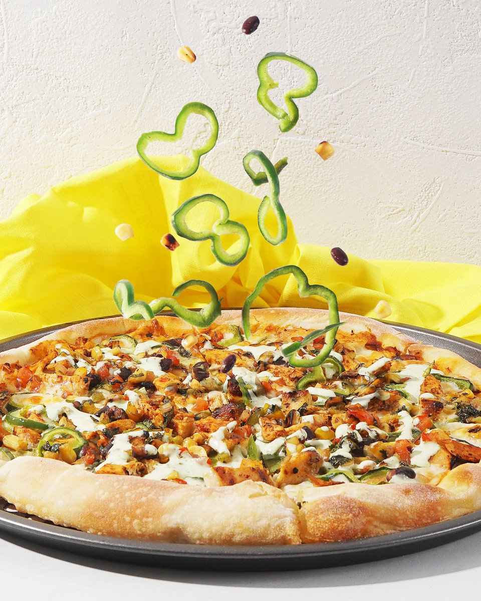 calpizzakitchen's tweet image. Our Spicy Chipotle Chicken Pizza is THAT good 😋Chipotle adobo sauce, shaved poblanos, and Monterey Jack pairs perfectly with housemade roasted corn &amp;amp; black bean salsa, fresh cilantro, and tangy lime crema.

#CPK #CaliforniaPizzaKitchen #SpicyPizza #ChickenPizza #DinnerIdeas