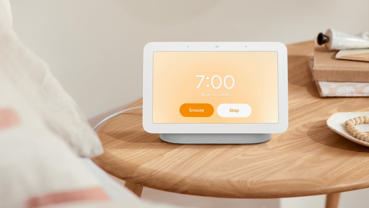 madebygoogle's tweet image. Heads up — daylight saving time ends tonight. ☀️

Transition to your new sleep schedule more easily with #NestHub’s Sunrise Alarm, which gradually brightens to help you wake up peacefully.

Learn more on our blog ➡️ goo.gle/3EQXYdu