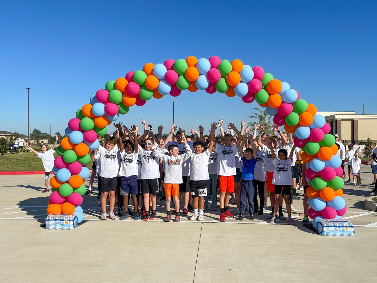 NaeTheRealtor's tweet photo. First Grand Lakes Junior High fundraiser in the books! Thank you to everyone in the community who brought your kiddos out to support the Tigers! #colorrun #fundrsiser #gljh https://t.co/86D7k1OhAa