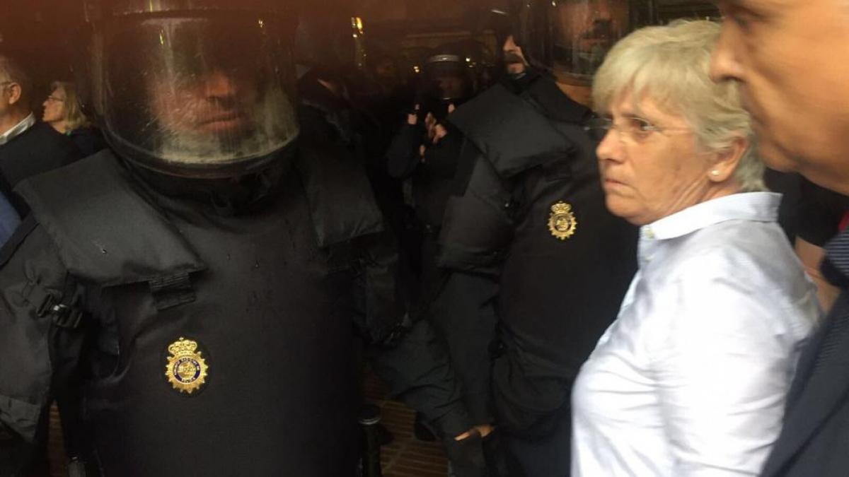 Granollacs's tweet photo. Als hooligans sectaris de partit els fa mal recordar-ho però la veritat és que l'únic membre del @govern que es va posar davant les forces d'ocupació el Primer d'Octubre va ser @ClaraPonsati 😘😘😘 #faqsjasocaquitv3 https://t.co/dBxxwaXNs3