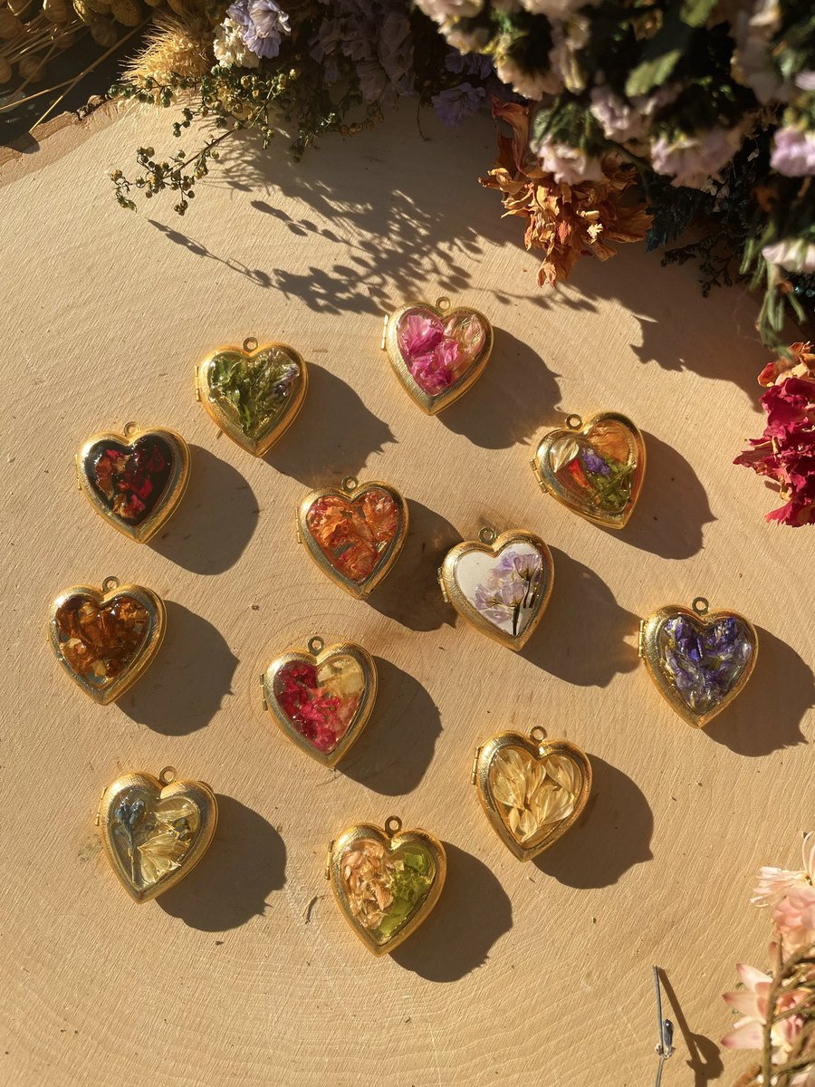greeneisgold's tweet photo. 💐GIVEAWAY💐
prize: one these lockets &amp; a matching mini flower bud necklace!

handmade by me with real encased flowers! 

rules: follow me, rt (no qrt), &amp; tags a friend in the replies (1 entry per tweet, unlimited entries allowed)

ends 11/11, 11:59pm est. open intl

more info 👇 https://t.co/3mxUTUKH1K