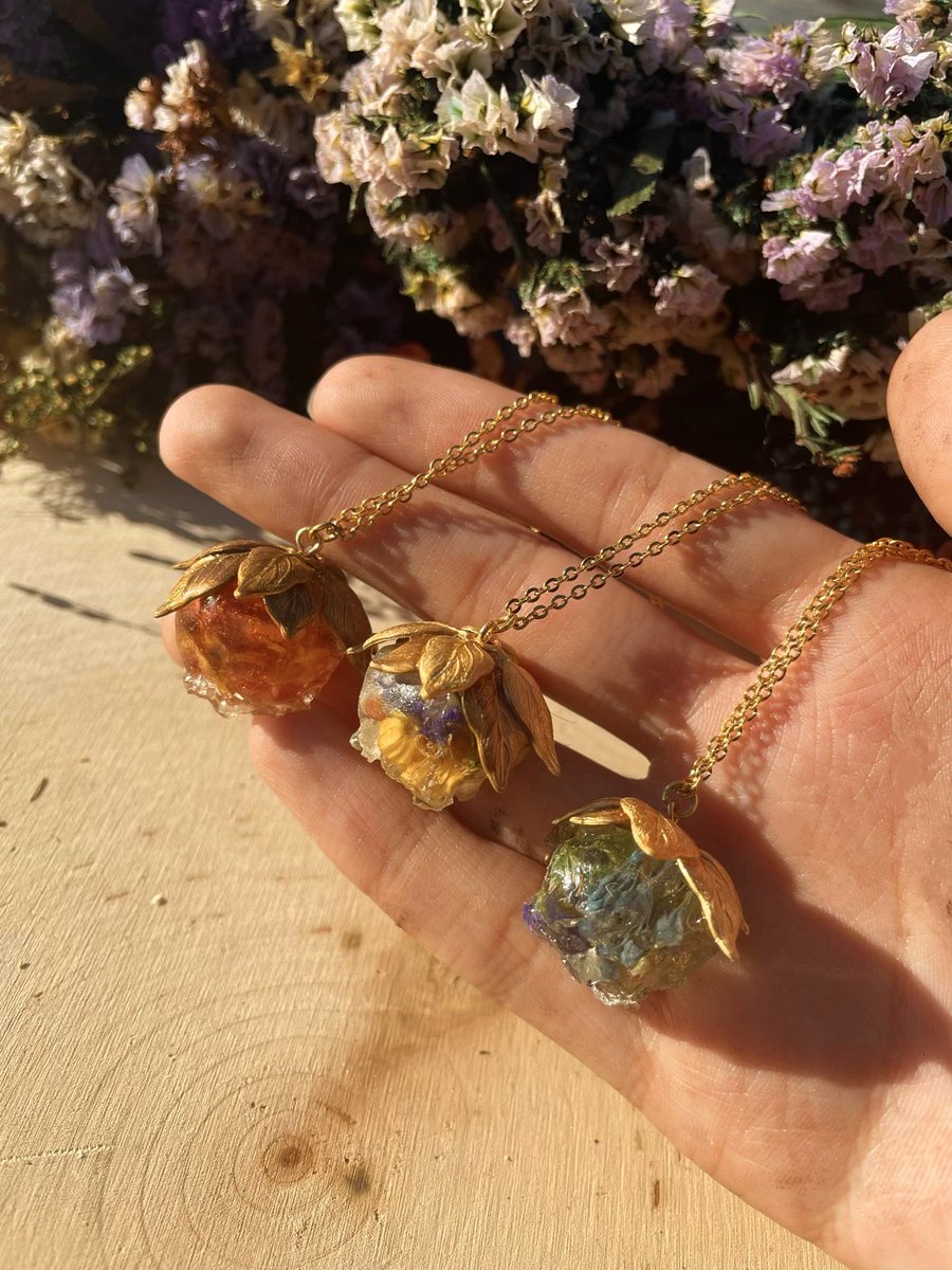 greeneisgold's tweet photo. 💐GIVEAWAY💐
prize: one these lockets &amp; a matching mini flower bud necklace!

handmade by me with real encased flowers! 

rules: follow me, rt (no qrt), &amp; tags a friend in the replies (1 entry per tweet, unlimited entries allowed)

ends 11/11, 11:59pm est. open intl

more info 👇 https://t.co/3mxUTUKH1K