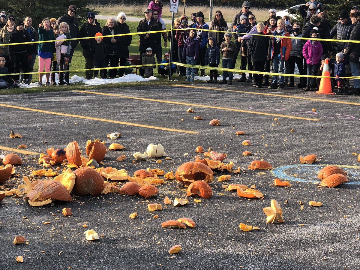 ClearviewMayor's tweet photo. 2nd Annual #PumpkinSmashing @NottawaFFA & 1st Nottawa Scouts @scoutscanada #Carnage ! We have a great community @Clearview_twp - #FunBreakingThings #LocalMatters https://t.co/clIgMvagDB