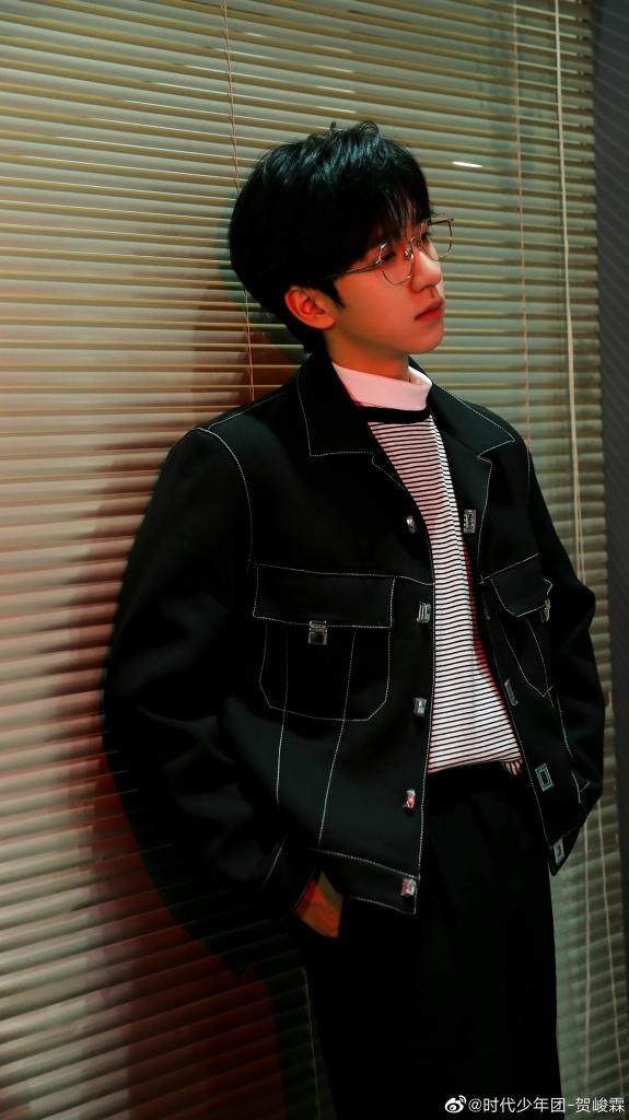 TNT_LATAM's tweet photo. He Junlin actualizó en Weibo
"Se siente como si fueran 9 fotográfias una vez al año. Hoy me puse dos prendas, pensé que el clima no sería tan malo, la temperatura bajo inesperadamente, afortunadamente en estoy en la sala de práctica, tengo mucha suerte 😎"
#HEJUNLIN #JUNLIN https://t.co/rjxPMDRn1J