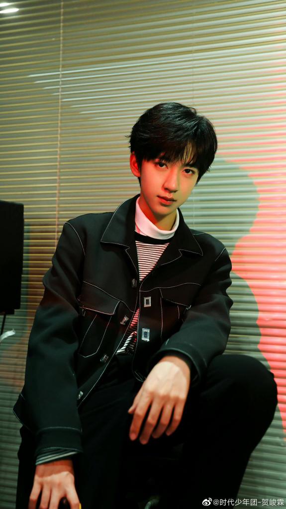 TNT_LATAM's tweet photo. He Junlin actualizó en Weibo
"Se siente como si fueran 9 fotográfias una vez al año. Hoy me puse dos prendas, pensé que el clima no sería tan malo, la temperatura bajo inesperadamente, afortunadamente en estoy en la sala de práctica, tengo mucha suerte 😎"
#HEJUNLIN #JUNLIN https://t.co/rjxPMDRn1J