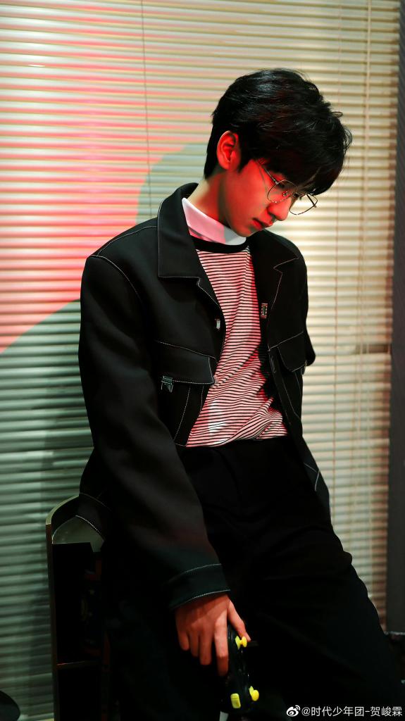 TNT_LATAM's tweet photo. He Junlin actualizó en Weibo
"Se siente como si fueran 9 fotográfias una vez al año. Hoy me puse dos prendas, pensé que el clima no sería tan malo, la temperatura bajo inesperadamente, afortunadamente en estoy en la sala de práctica, tengo mucha suerte 😎"
#HEJUNLIN #JUNLIN https://t.co/rjxPMDRn1J