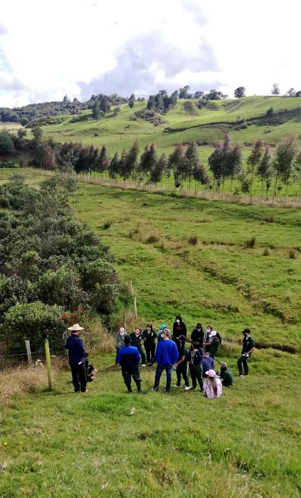 GrupoHTM's tweet photo. Día de campo con estudiantes de zootecnia de la Fundación Universitaria Autónoma de Las Américas. La Escuela de Saberes de Grupo HTM en Santa Rosa de Osos recibe con alegría los futuros profesionales del agro colombiano, y los invita a transitar  senderos de sostenibilidad. https://t.co/WTCKZY8wKb