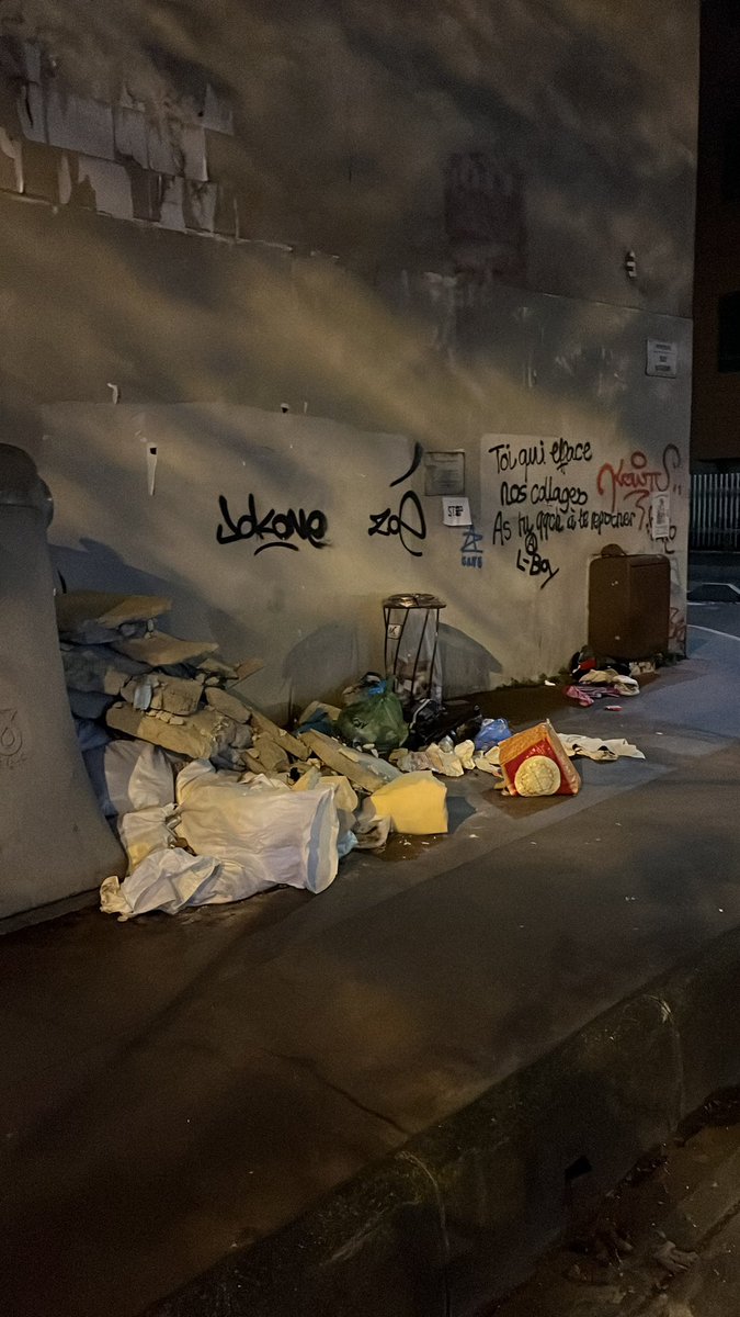 Hello <a href="/Est_Ensemble/">Est Ensemble</a> <a href="/montreuil/">Ville de Montreuil</a>, t’as d’ordure et de déchets de chantiers, à l’angle de la rue de Valmy et de la rue Carrel, signalé depuis une semaine sur l’appli Sesam…. On attend d’avoir une décharge dans la rue?