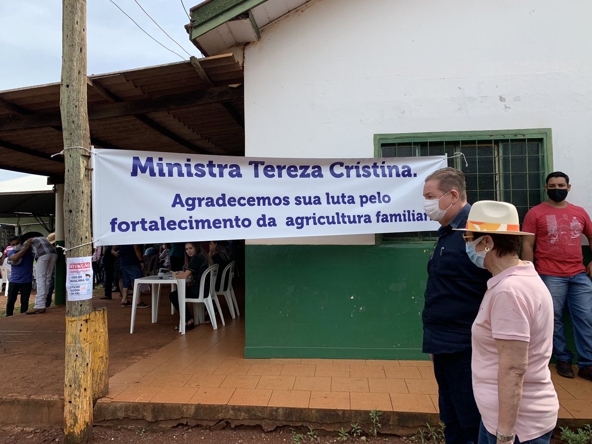 TerezaCrisMS's tweet photo. Mais de 1000 famílias de Sidrolândia/MS realizaram o sonho de ter o título de propriedade de suas terras. Governo @jairbolsonaro, por meio do @Incra_oficial, entregou 531 documentos definitivos e 541 Contratos de Concessão de Uso para os assentados da região. https://t.co/CF8terQPkX