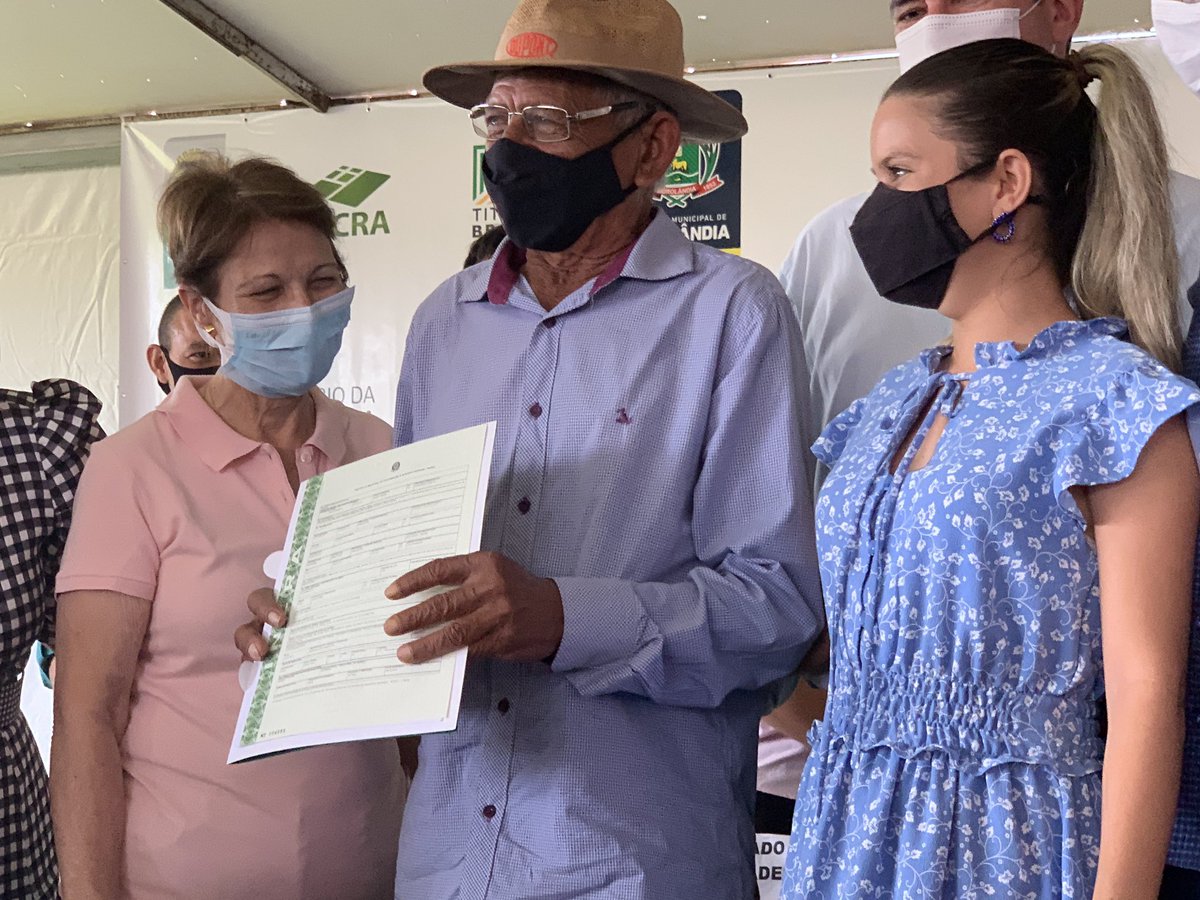 TerezaCrisMS's tweet photo. Mais de 1000 famílias de Sidrolândia/MS realizaram o sonho de ter o título de propriedade de suas terras. Governo @jairbolsonaro, por meio do @Incra_oficial, entregou 531 documentos definitivos e 541 Contratos de Concessão de Uso para os assentados da região. https://t.co/CF8terQPkX