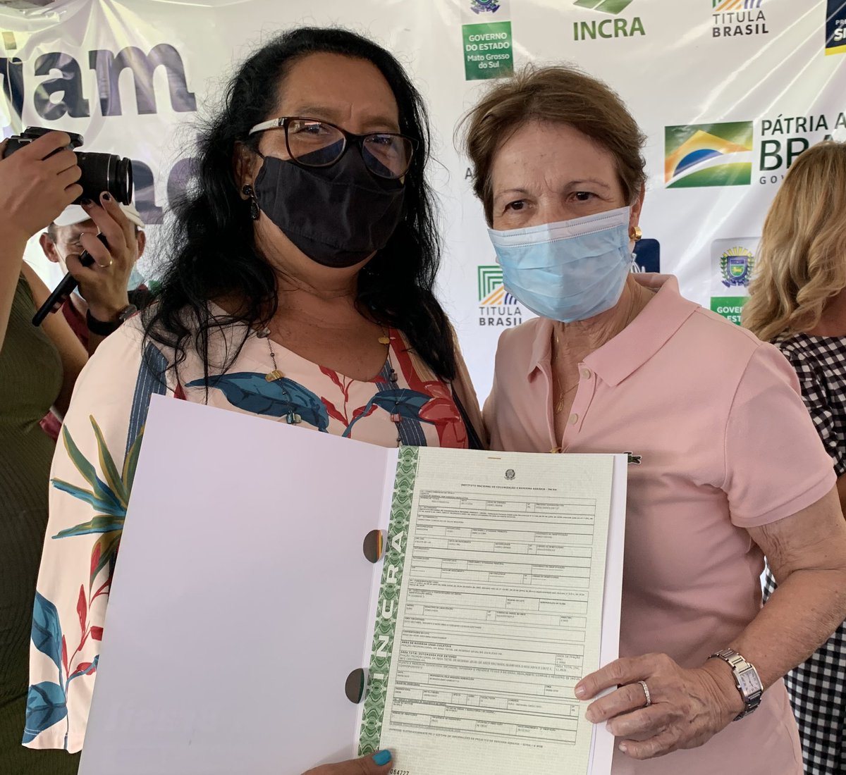 TerezaCrisMS's tweet photo. Mais de 1000 famílias de Sidrolândia/MS realizaram o sonho de ter o título de propriedade de suas terras. Governo @jairbolsonaro, por meio do @Incra_oficial, entregou 531 documentos definitivos e 541 Contratos de Concessão de Uso para os assentados da região. https://t.co/CF8terQPkX