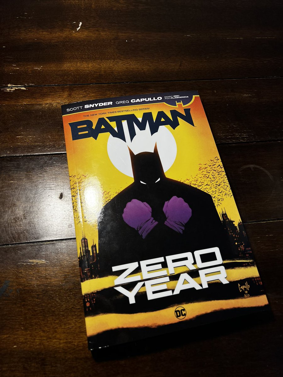 RovrtGlz's tweet photo. Gotta say the new cover is badass! #batmanzeroyear https://t.co/pv1nqzKgJ8