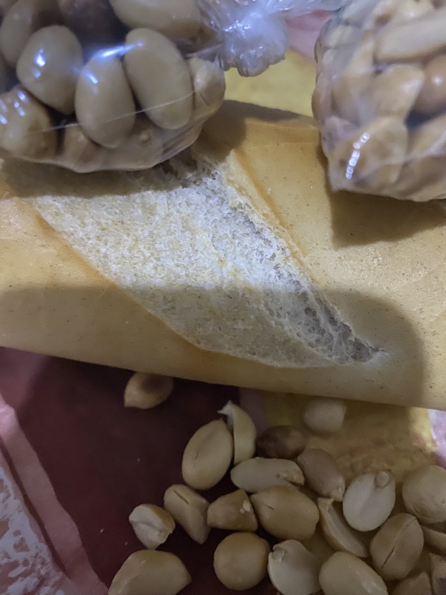 fatima_bocoum's tweet photo. Tchiiiiii.  Pain tiaff, maffé maçon. Qui n’a pas mangé ça pendant les pauses à l’école parce que la maison était trop loin? Qui n’a pas croqué ces arachides grillées chaudes avant le bus de 18h? Qui n’a pas humé l’odeur de la boulangerie et des gâteaux hors de prix? Respect!!! https://t.co/WhuZsKu2CV
