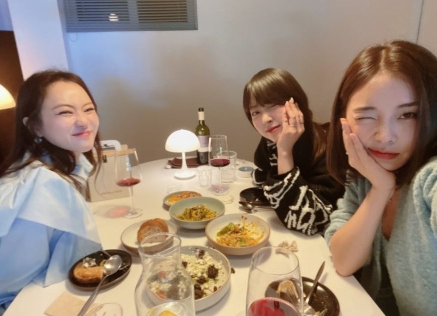 bitnazone's tweet photo. ladies code reunited to celebrate ashley's birthday 💜 https://t.co/LYlOC9ow4T