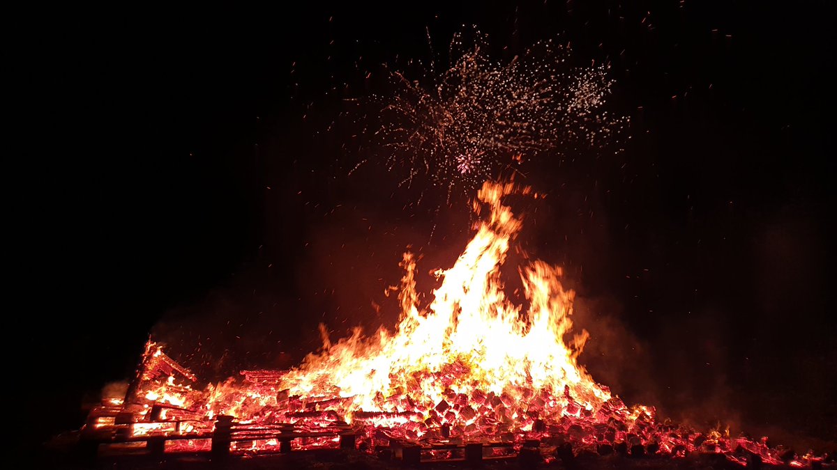 KnutsfrdBonfire's tweet photo. Well that was fun. Soooooo many people came to watch. Still a big love for fireworks 🔥😁👍🏻 https://t.co/Ue91pqVoYv
