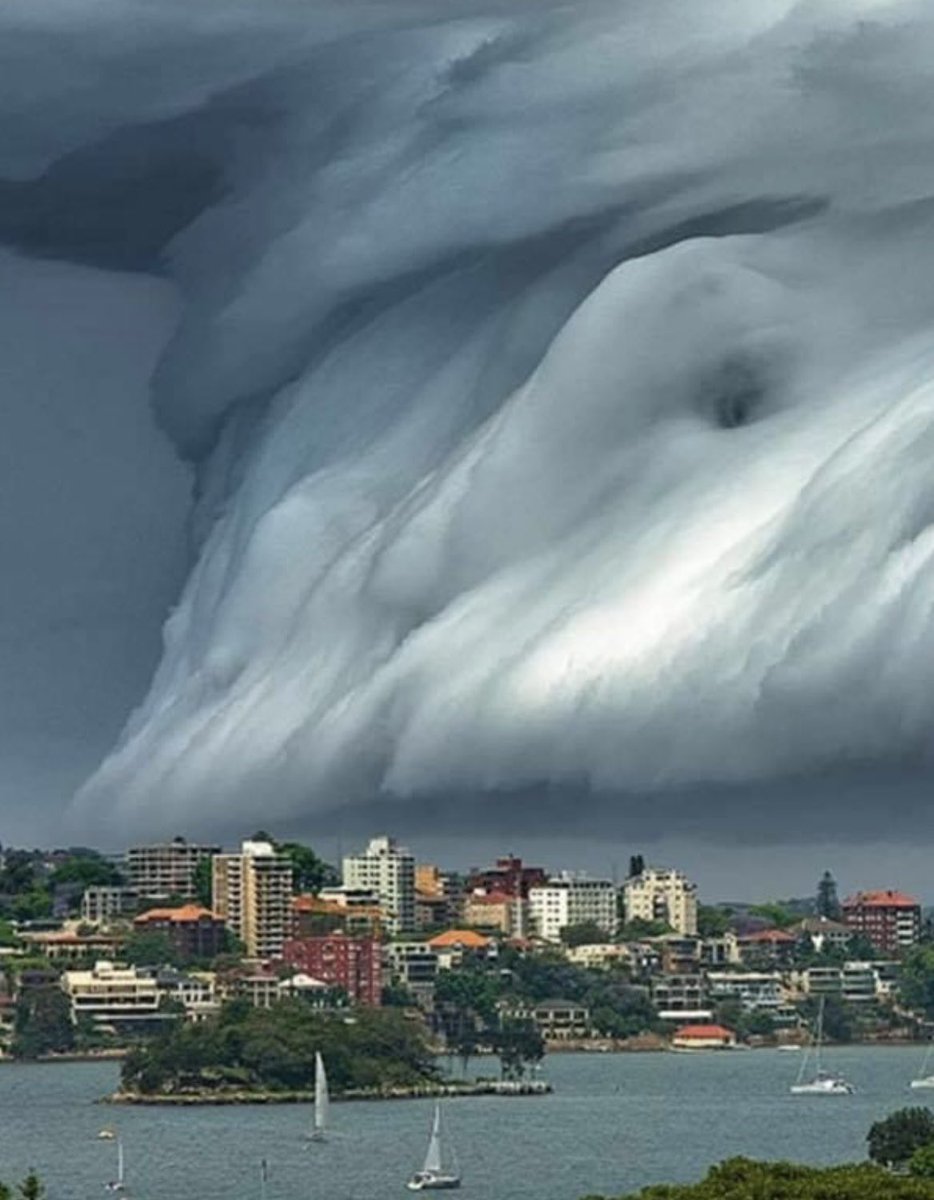 miketomalaris's tweet photo. Menacing looking cloud formation over Sydney this morning. 
(Pic courtesy Martin Donelan) https://t.co/GFer2FLX3h