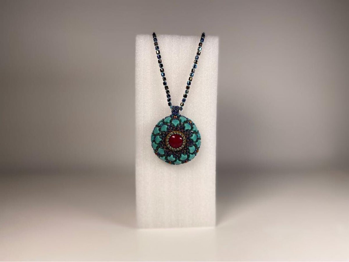 Spor veya şık, nasıl bir tarza sahip olursanız olun, Venus kolyemiz ile tüm dikkatleri üzerinizde toplayabilirsiniz #kolye #takı #elişi #elyapımı #elyapımıkolye #elyapımıtakı #tasarım #model #tasarımkolye #handmade #şıktakı #trendtakı #takımodelleri #doğaltaşkolye #ithalboncuk