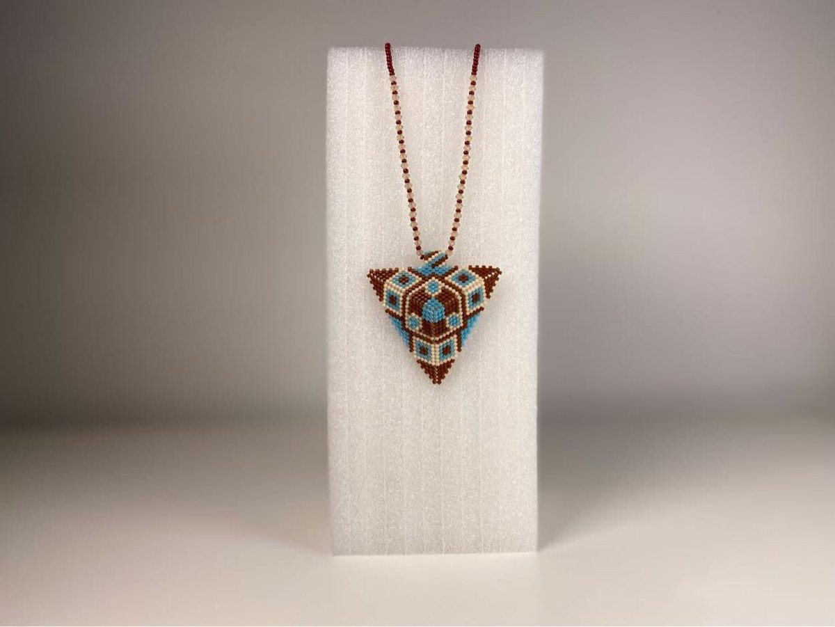 Günlük giydiğiniz sade kıyafeti göz alıcı bir tarza dönüştürmek ister misiniz? O zaman miyuki boncuk kullanılarak tasarlanan “Awaken” kolyemiz sizleri bekliyor. #kolye #takı #elişi #elyapımı #elyapımıkolye #elyapımıtakı #tasarım #model #tasarımkolye #handmade #şıktakı #trendtakı