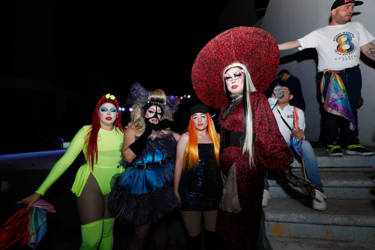 noticieristas's tweet photo. El contingente de marchantes osciló en los 400 asistentes, mientras que los vehículos decorados, camiones de carga y hasta una grúa adornadas rebasaban los 30 carros con alusión a la fiesta del orgullo gay.

Más información: https://t.co/dyDkm2TYmU https://t.co/5nkF8LUQjl