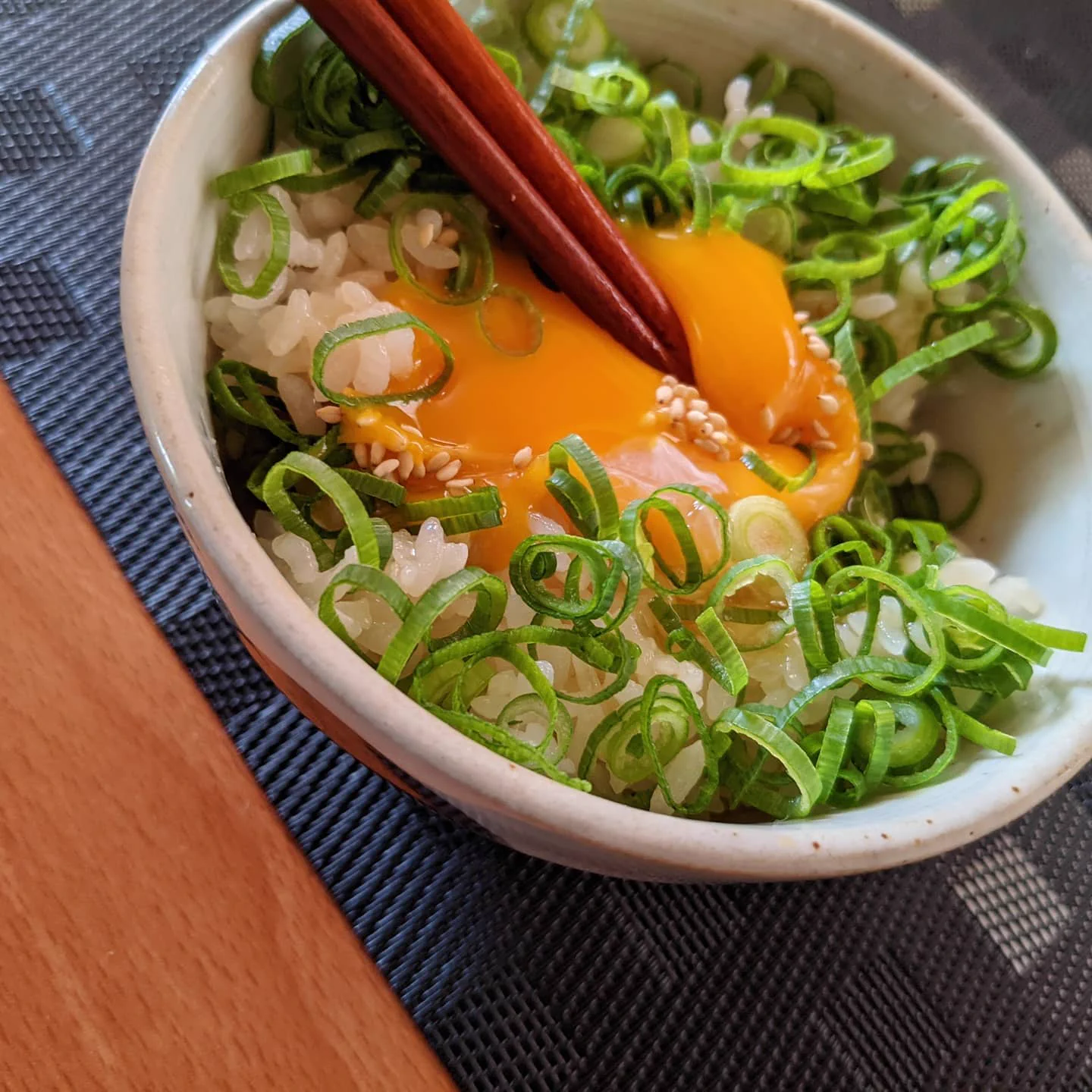 ごま油の風味で食欲が刺激されそう！簡単で美味しそうな「卵かけご飯」レシピ！