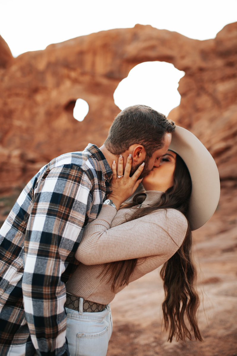 lindseypaige0's tweet photo. a dream come true. here’s to forever💍 @HaydenPersh https://t.co/E5wIqu799L