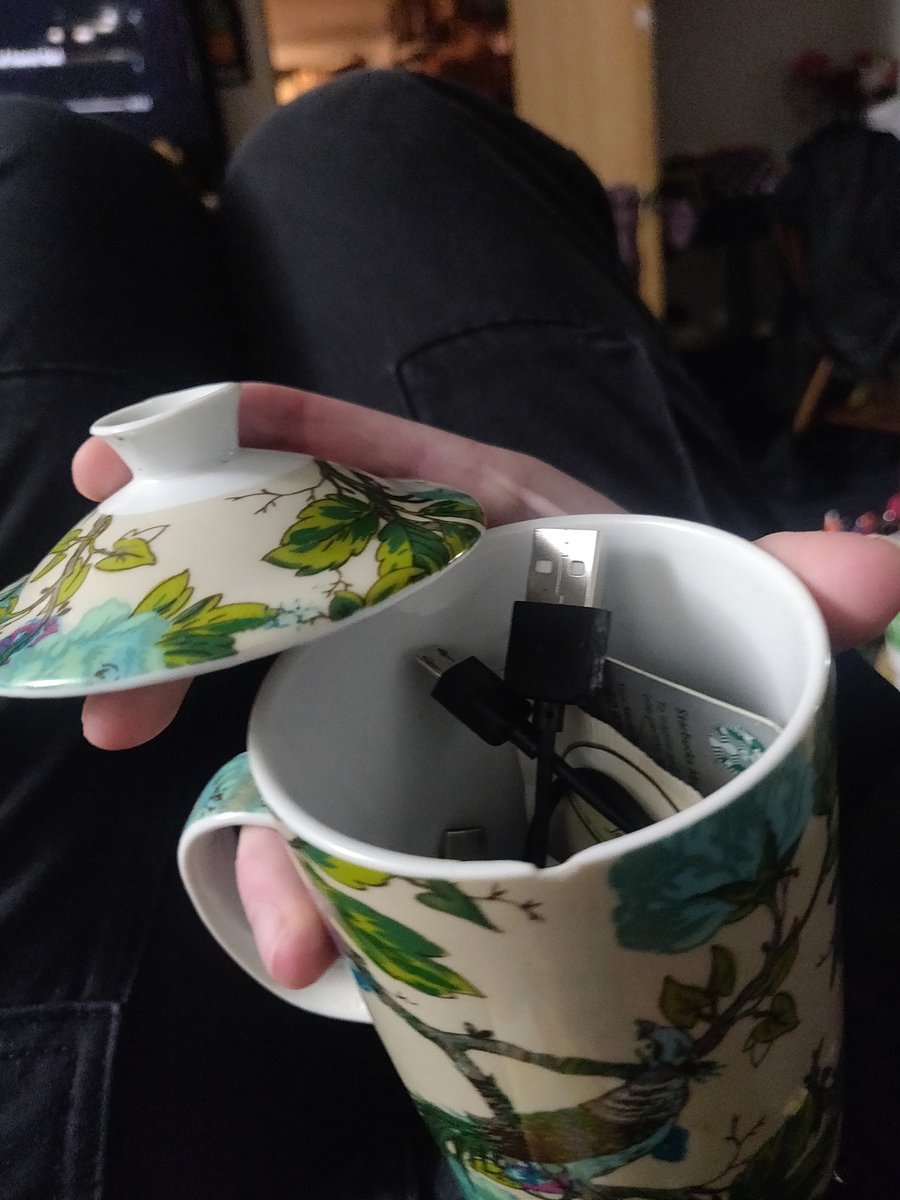 dryadsss's tweet photo. Random bullshit cup, but it has a lid. https://t.co/NxFY1pJXJE