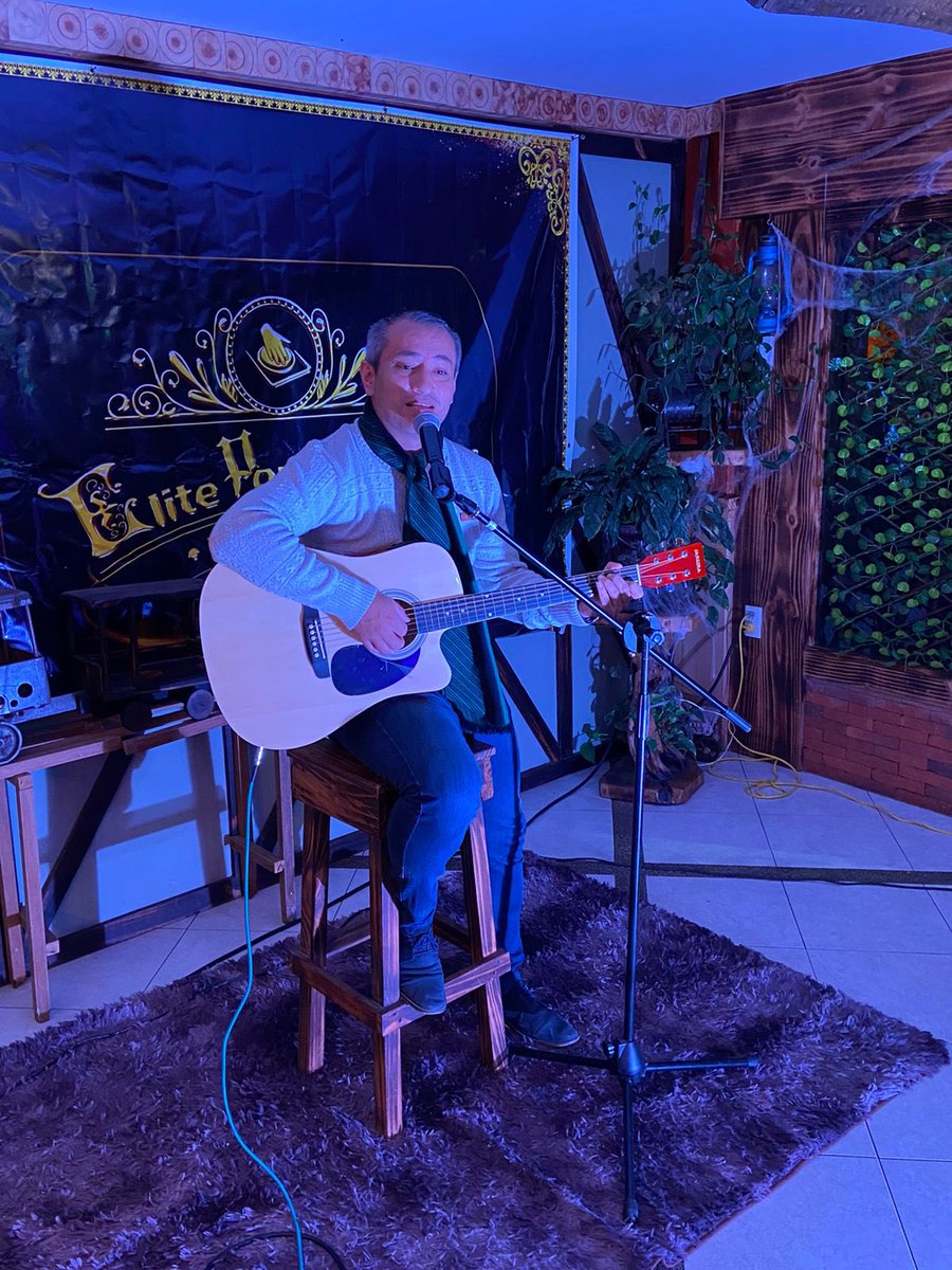 RadioElite1027's tweet photo. El romántico Adrian Urgiles en concierto acústico 🎸🎤

Gracias por aceptar la invitación al mejor evento de las fiestas de #Piñas 

#ElitePowerFest 💚💛❤️
#TodasLasVocesTodas https://t.co/ole4zOgOXc