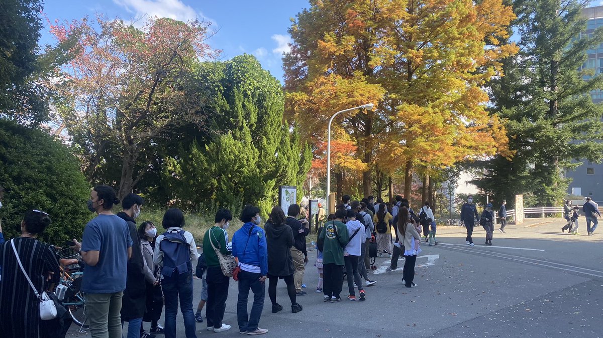 只今グラウンドが入場制限されていて、入り口に長列並んでいます。