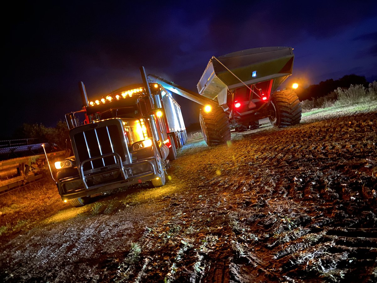 TinkVeri's tweet image. Keeping all them big green machines moving with whatever it takes. #mudfest2021 #ontag #titantrailers