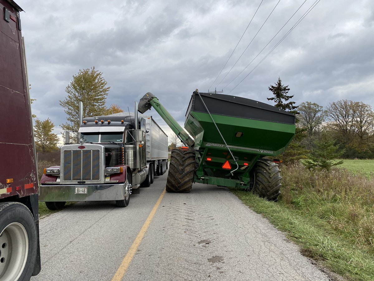 TinkVeri's tweet image. Keeping all them big green machines moving with whatever it takes. #mudfest2021 #ontag #titantrailers