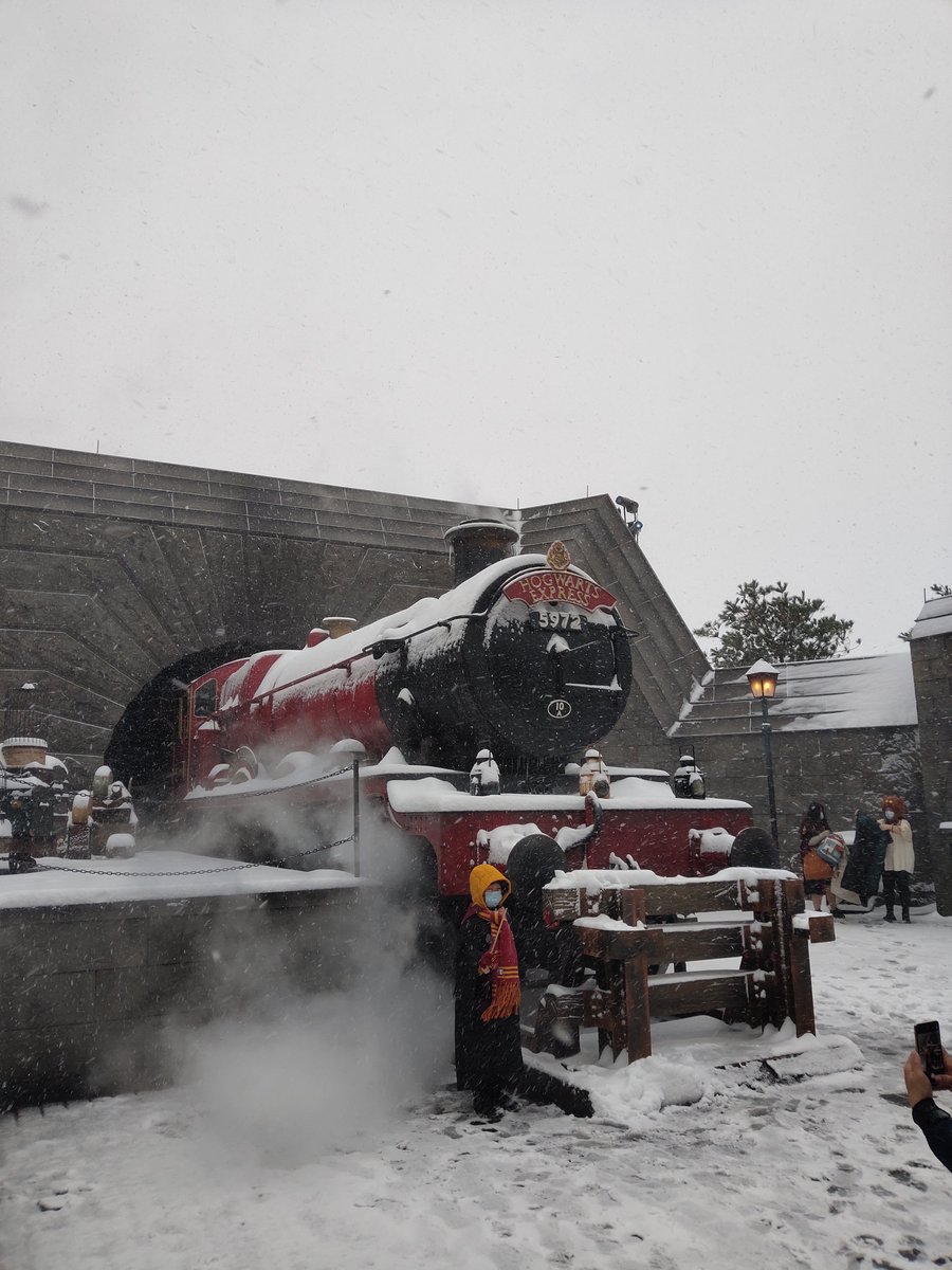 themeparX's tweet photo. First snowfall at Universal Studios Beijing since the park’s grand opening: https://t.co/bSU677AqjN https://t.co/igOAYb6JNs