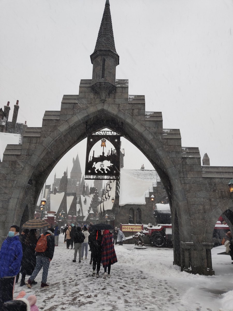 themeparX's tweet photo. First snowfall at Universal Studios Beijing since the park’s grand opening: https://t.co/bSU677AqjN https://t.co/igOAYb6JNs