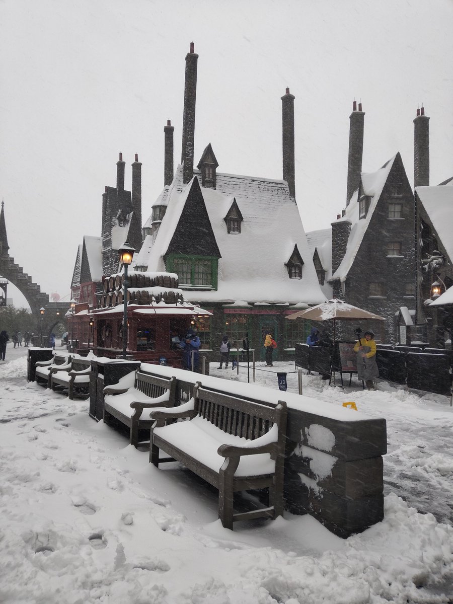 themeparX's tweet photo. First snowfall at Universal Studios Beijing since the park’s grand opening: https://t.co/bSU677AqjN https://t.co/igOAYb6JNs