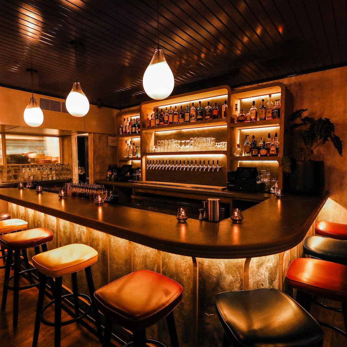 ⠀
❛ 𝗘𝗡𝗚𝗟𝗔𝗡𝗗 : Dinner ❜
📍 7th floor, De Rose's Art Centre, London

วันอาทิตย์ วันสุดท้ายของการทำงานในสัปดาห์ คนทั่วไปมักจะหยุดพักผ่อนในวันหยุดสุดสัปดาห์ แต่ทว่าโดยส่วนมากของแวดวงศิลปะ พวกเรามักจะหยุดพักผ่อนในวันจันทร์ซึ่งวันทำงานของคนทั่วไป