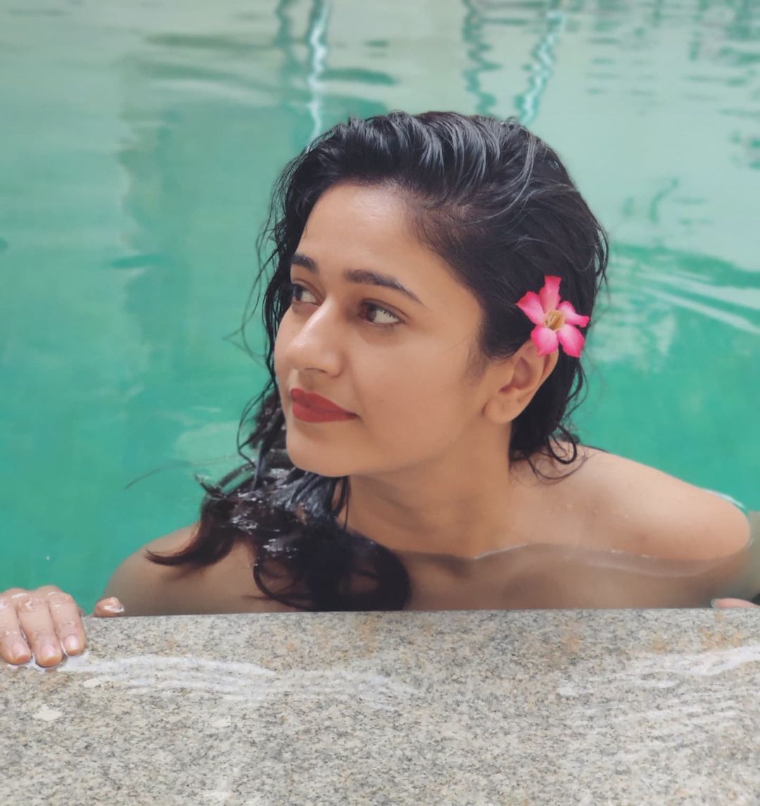 Ragalahari's tweet photo. Pool Pics of Cute #PoonamBajwa 😍 https://t.co/9hVRPOUZZQ