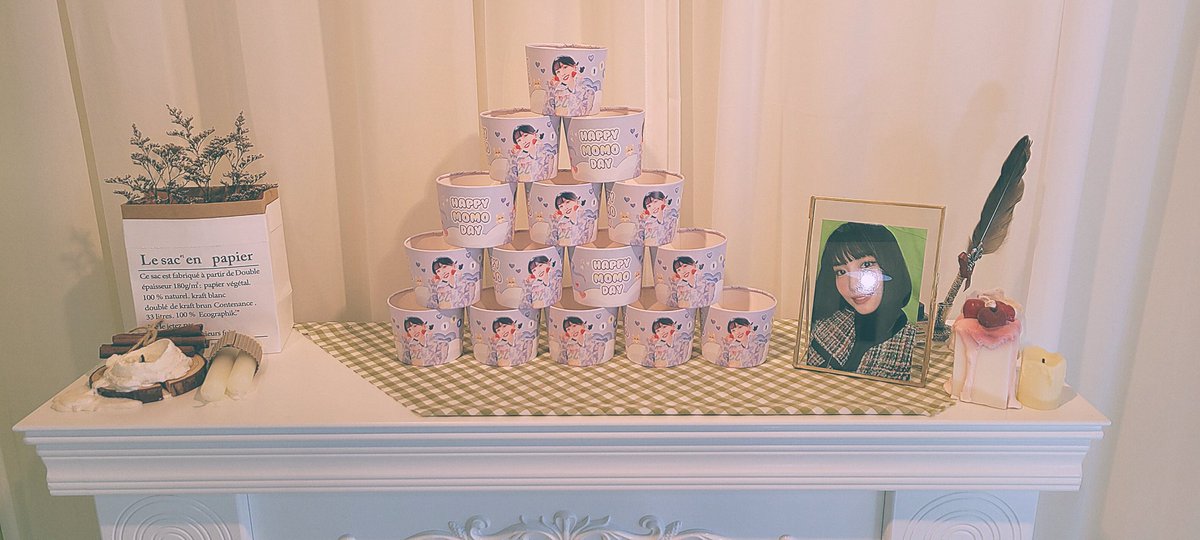 twicelovely1020's tweet photo. #11월의_비타민_모모 
@TimeforTWICE 
모모 생일카페 방문했습니다❤
카페안에 가득채운 모모 사진보면서 행복했습니다! 마카롱,음료도 너무 맛있어요😍 https://t.co/uNUNyhHBRp