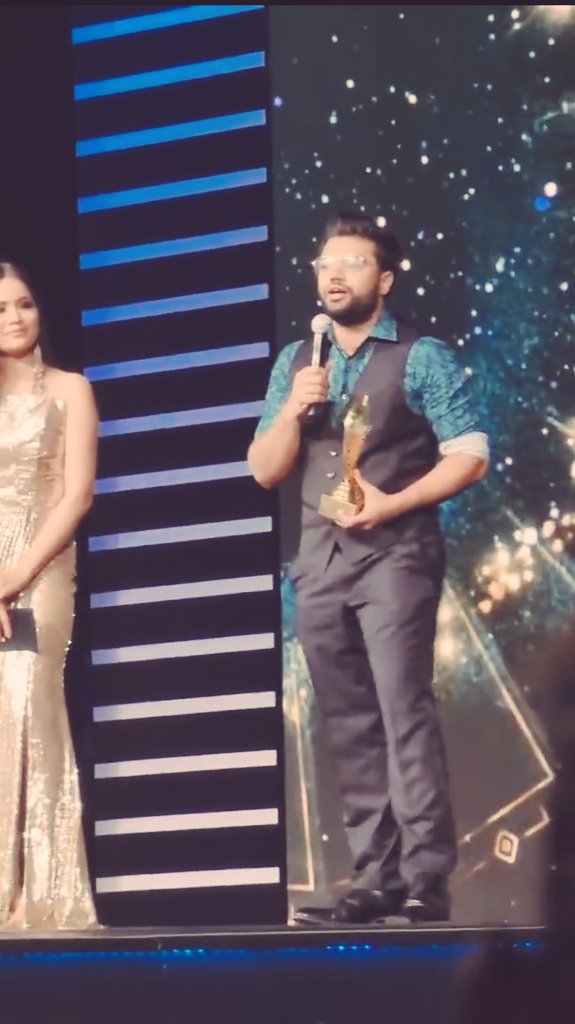rabesainloves's tweet photo. Best youtuber of Pakistan Wow 😂
Content : Galiyian 
Talent : defaming others not with humor with very abusive language 
&amp; Won the best youtber of Pakistan
Is this is the image you are giving worldwide that these kind of youtuber are best over here?
#duckybhai
 #PISAawards2021 https://t.co/arqU1u7VtN